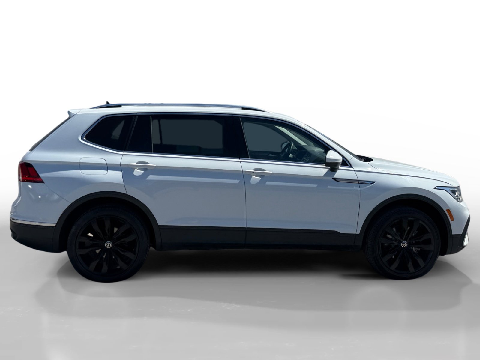 Used 2022 Volkswagen Tiguan SE w/ Panoramic Sunroof Package AWD/4WD image 6