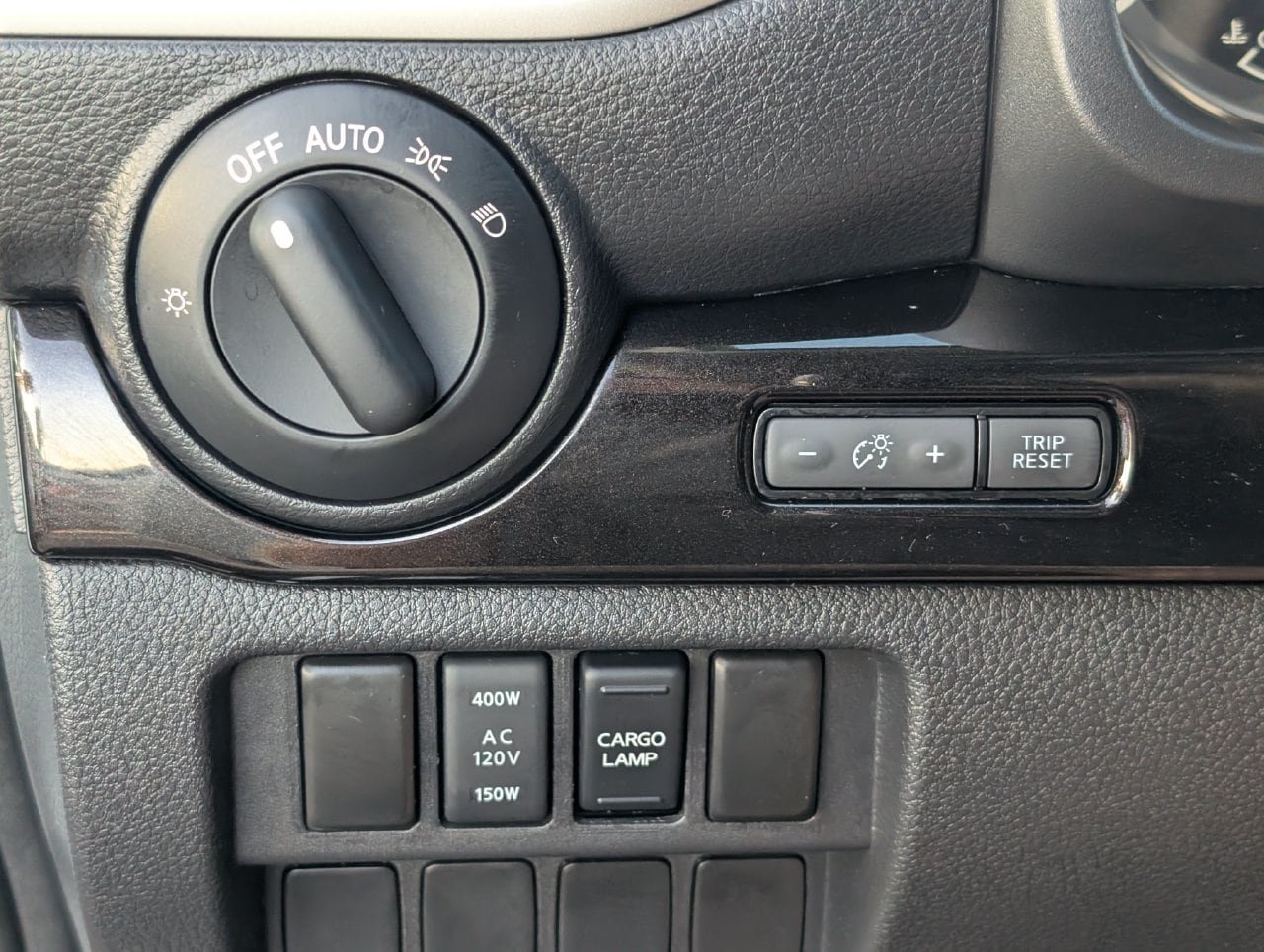 Used 2018 Nissan Titan SV w/ SV Convenience Package RWD image 25