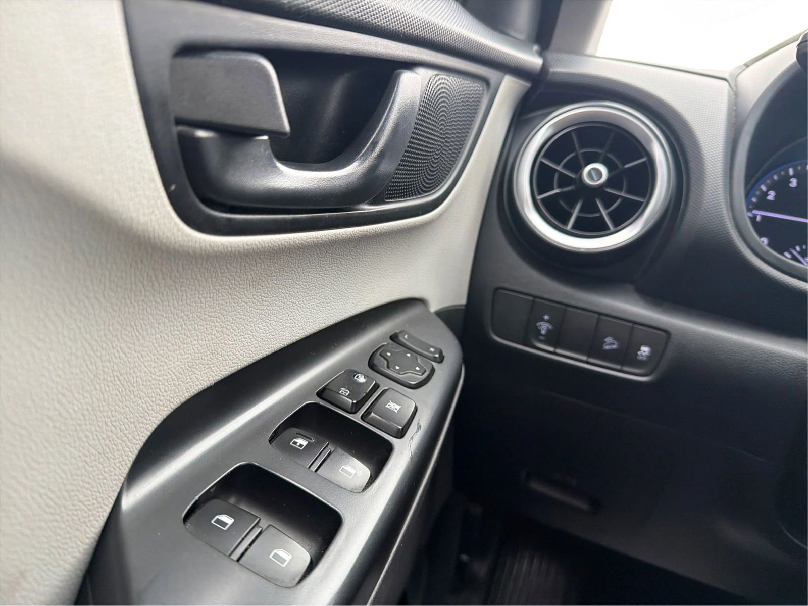 Used 2023 Hyundai Kona SE image 17