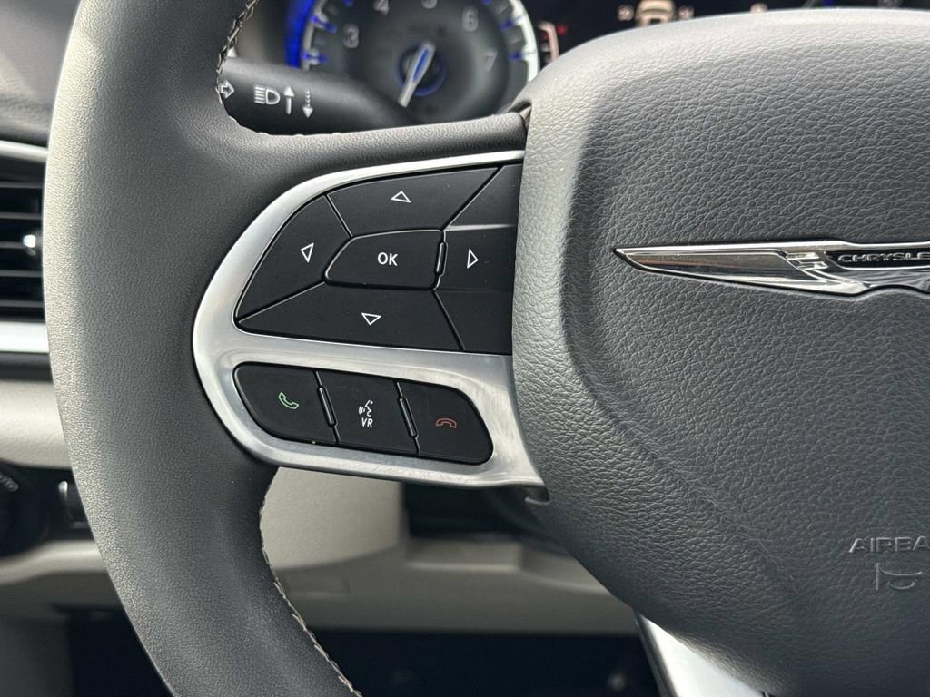 Used 2024 Chrysler Pacifica Touring-L image 8