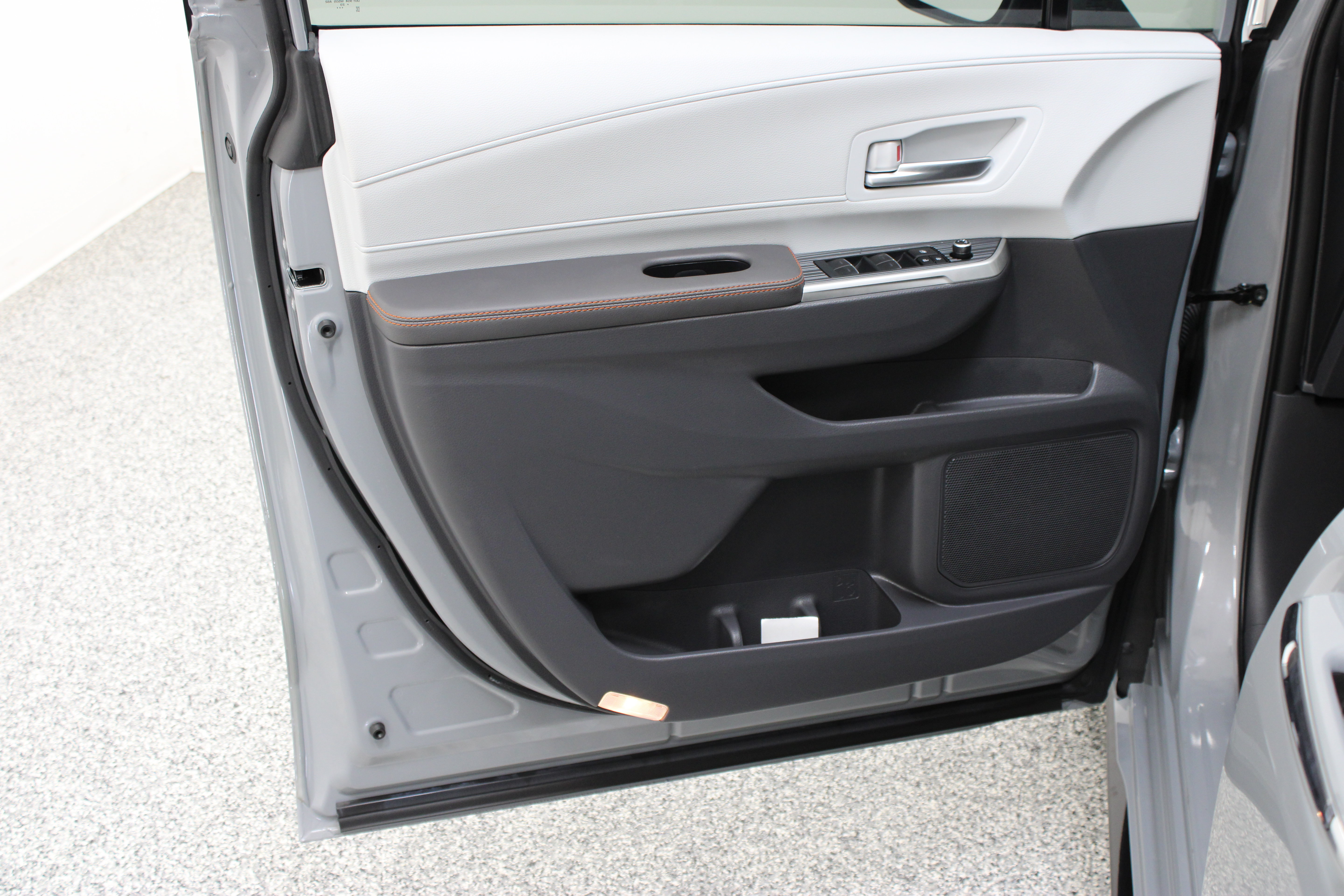 Used 2023 Toyota Sienna XSE w/ XSE Plus Package AWD/4WD image 12