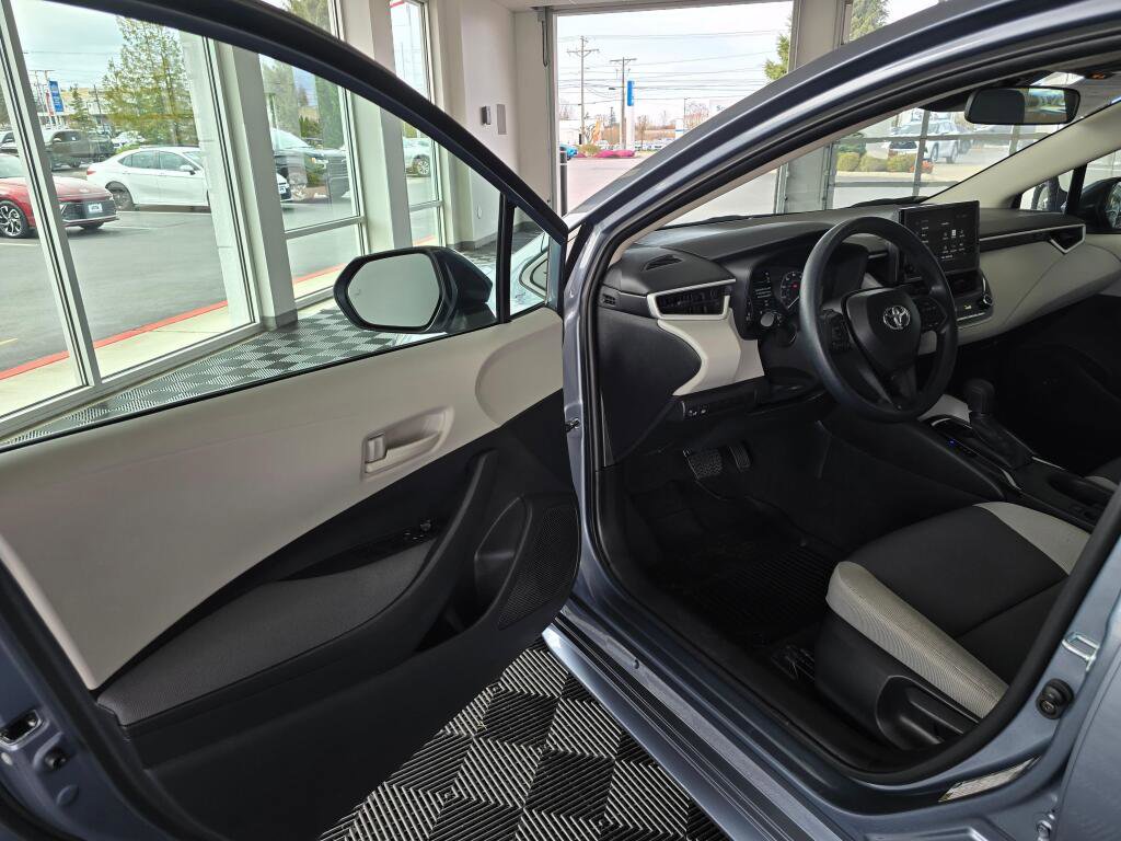 Used 2025 Toyota Corolla LE w/ LE Premium Package image 18