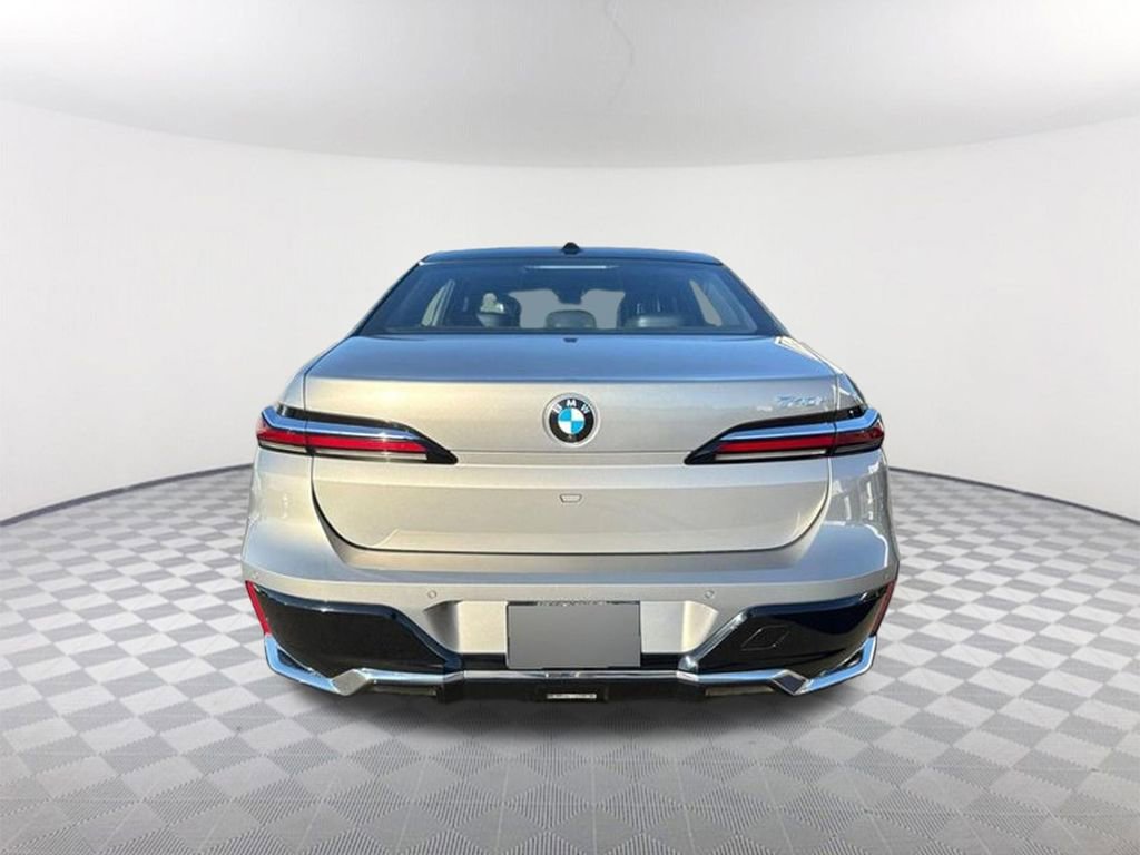 Used 2023 BMW 740i w/ Parking Assistance Package image 30