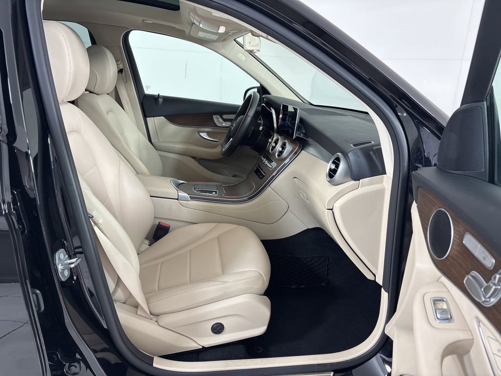 Used 2020 Mercedes-Benz GLC 300 4MATIC w/ Premium Package image 11