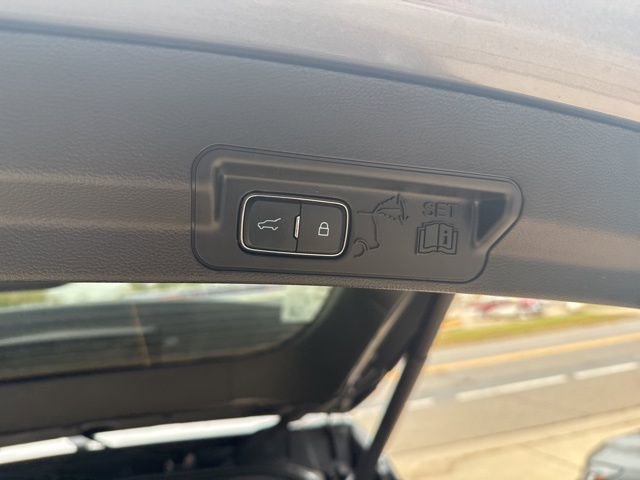 Used 2023 Ford Explorer XLT image 23