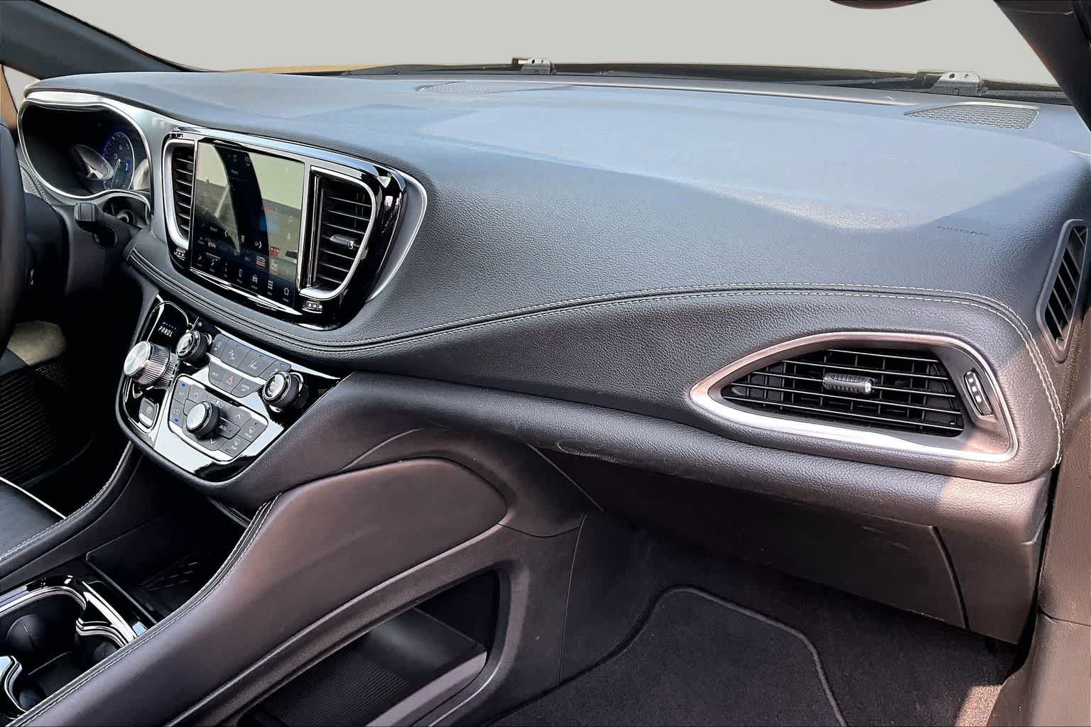 Used 2025 Chrysler Pacifica Limited FWD image 17