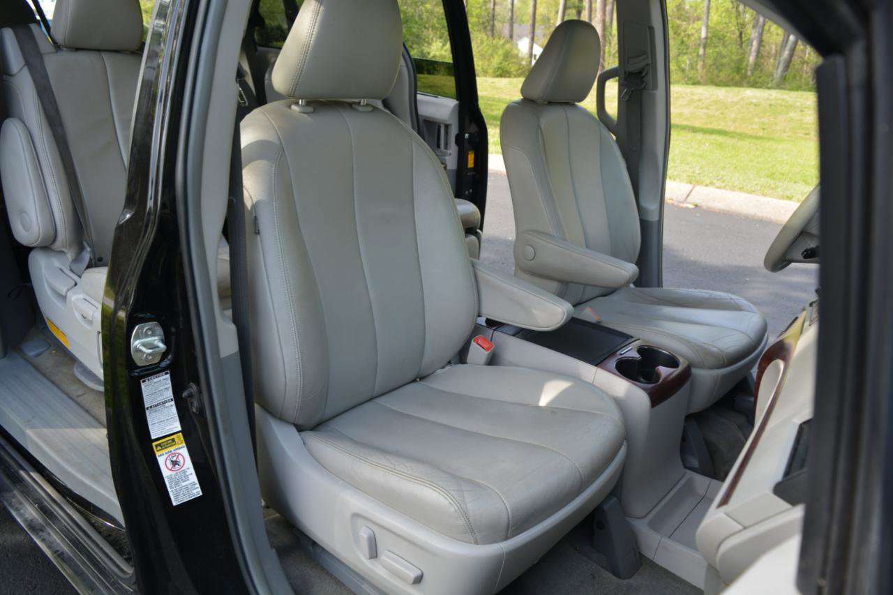 Used 2014 Toyota Sienna XLE w/ Entertainment Package image 17