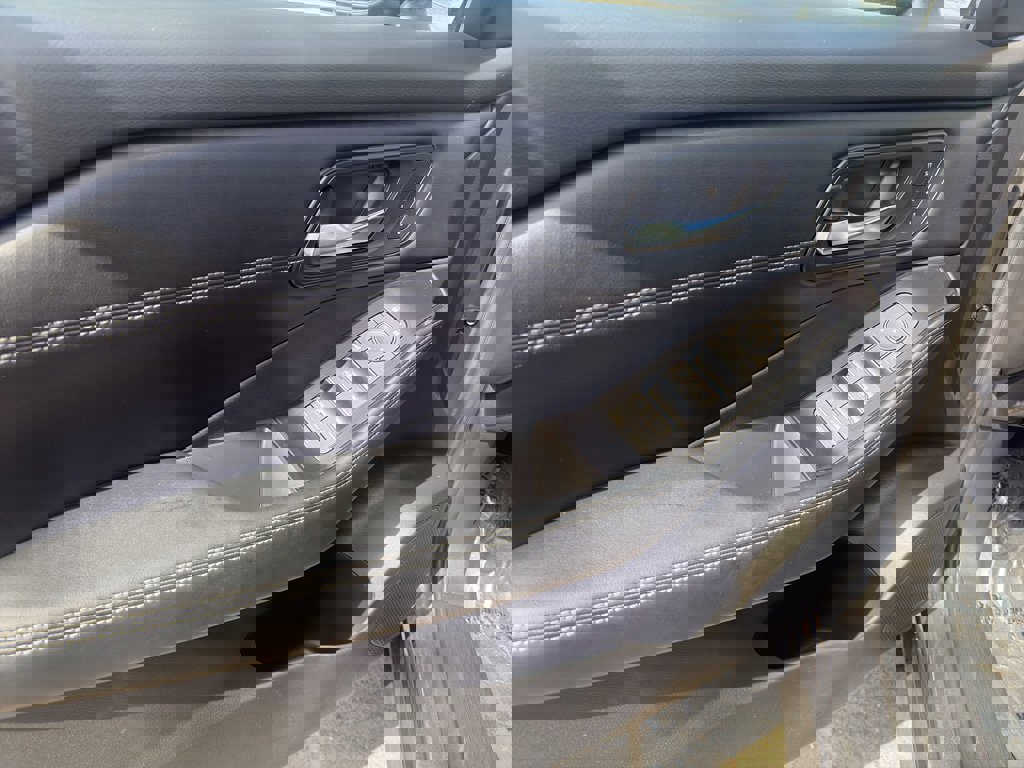 Used 2025 Nissan Rogue SL w/ Tech Package image 5