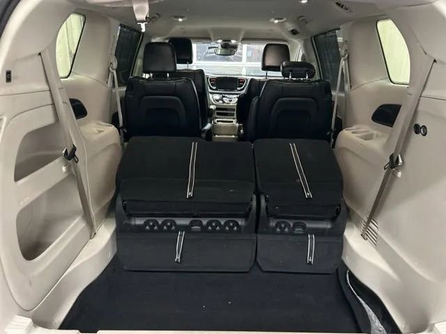 Used 2022 Chrysler Pacifica Touring-L image 22