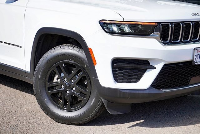 Certified 2023 Jeep Grand Cherokee Laredo RWD image 4
