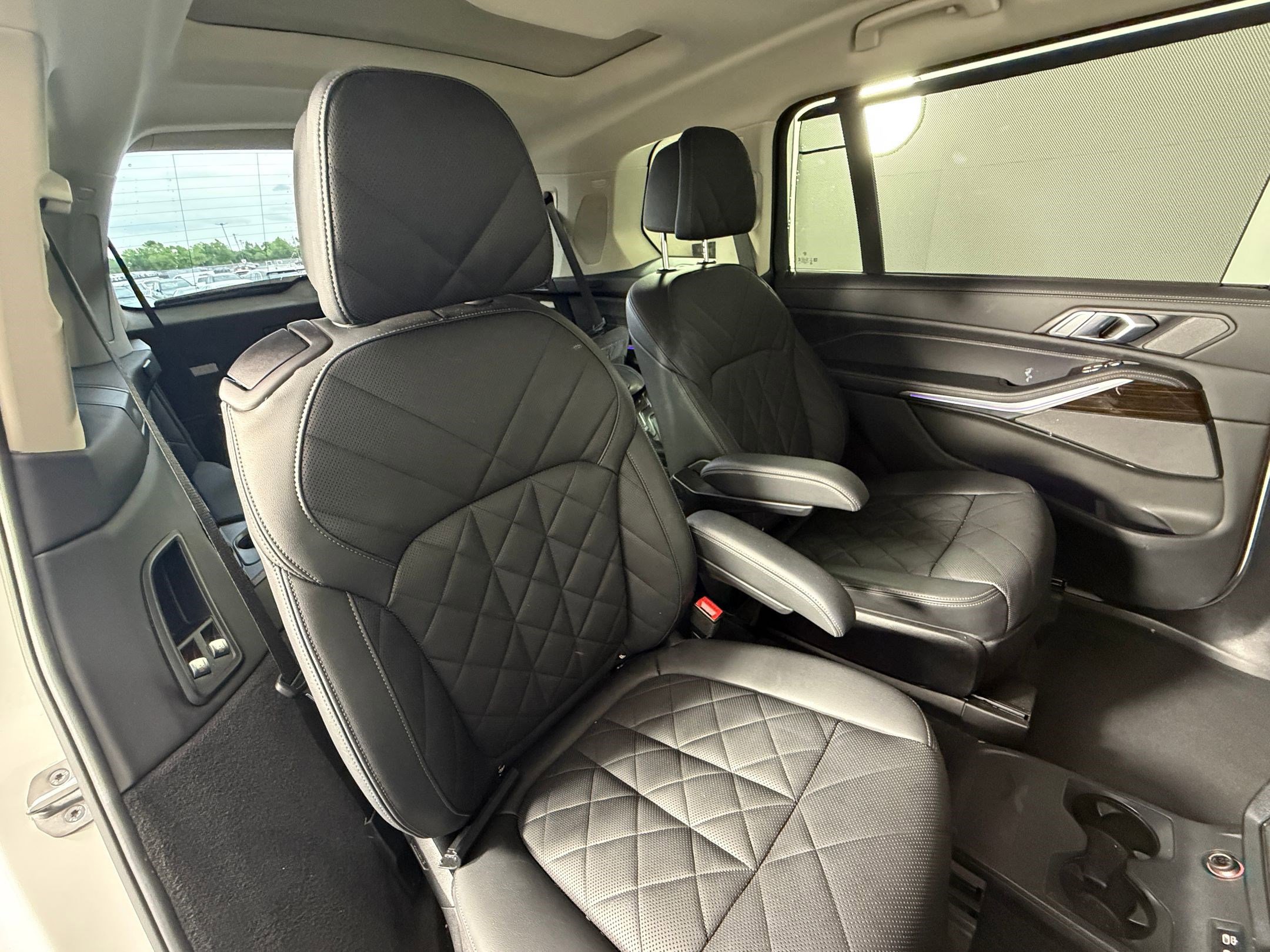 Used 2024 BMW X7 xDrive40i w/ Premium Package image 32