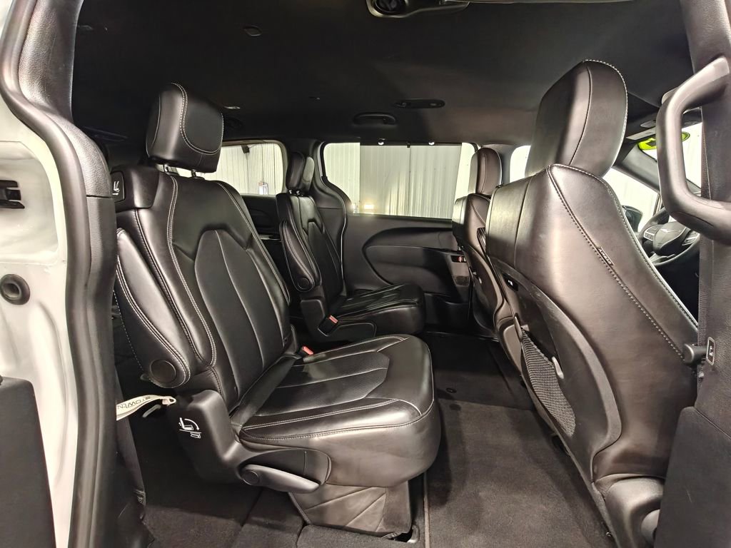 Used 2025 Chrysler Pacifica Select image 24