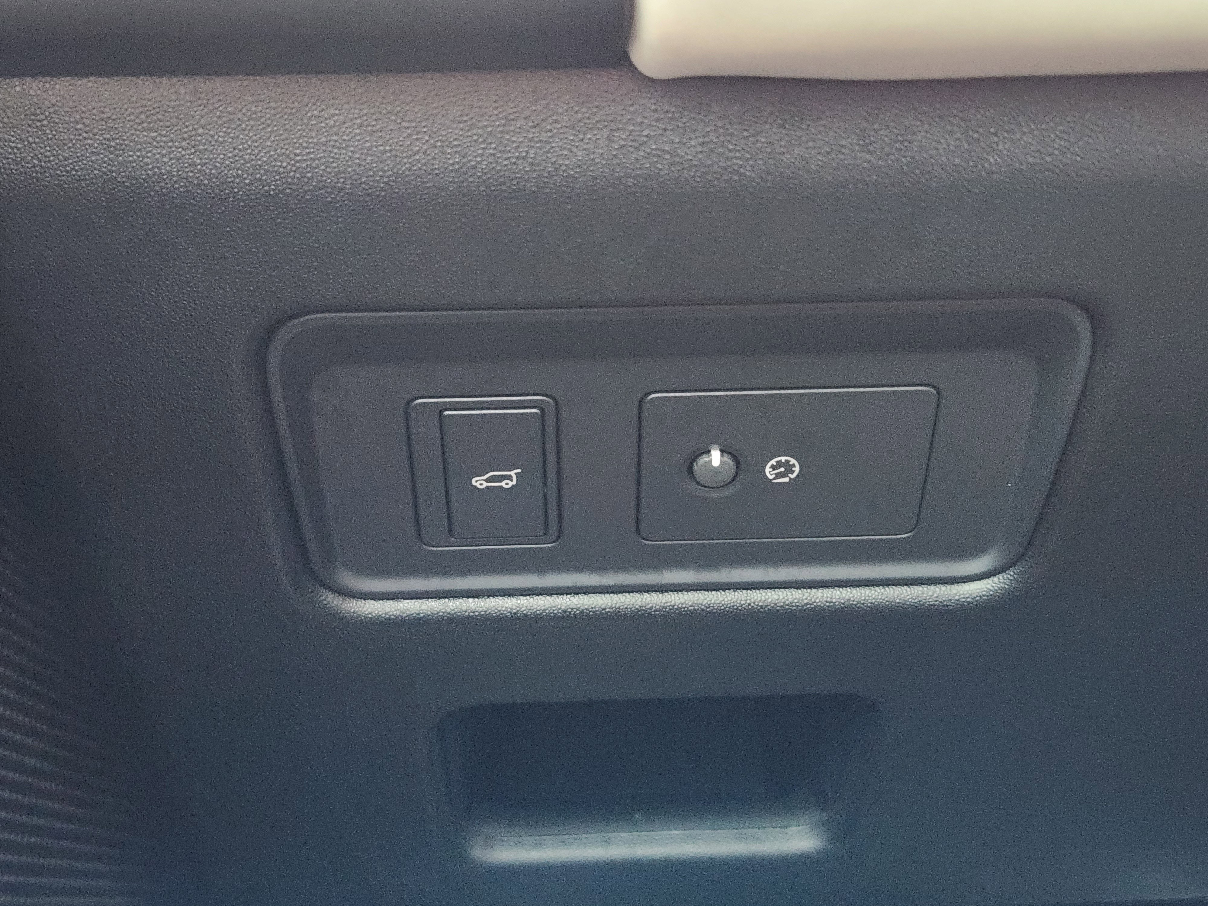 Certified 2025 Land Rover Discovery S image 24