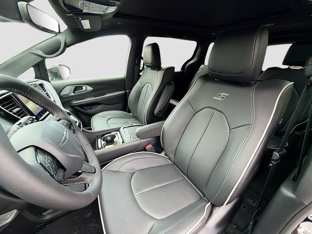New 2026 Chrysler Pacifica Limited w/ Uconnect Theater Family Group FWD image 18