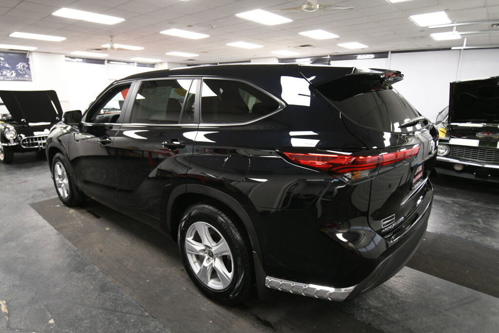 Certified 2023 Toyota Highlander L image 5