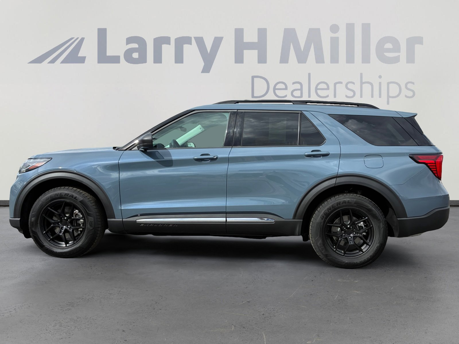 Certified 2025 Ford Explorer Active AWD/4WD image 2