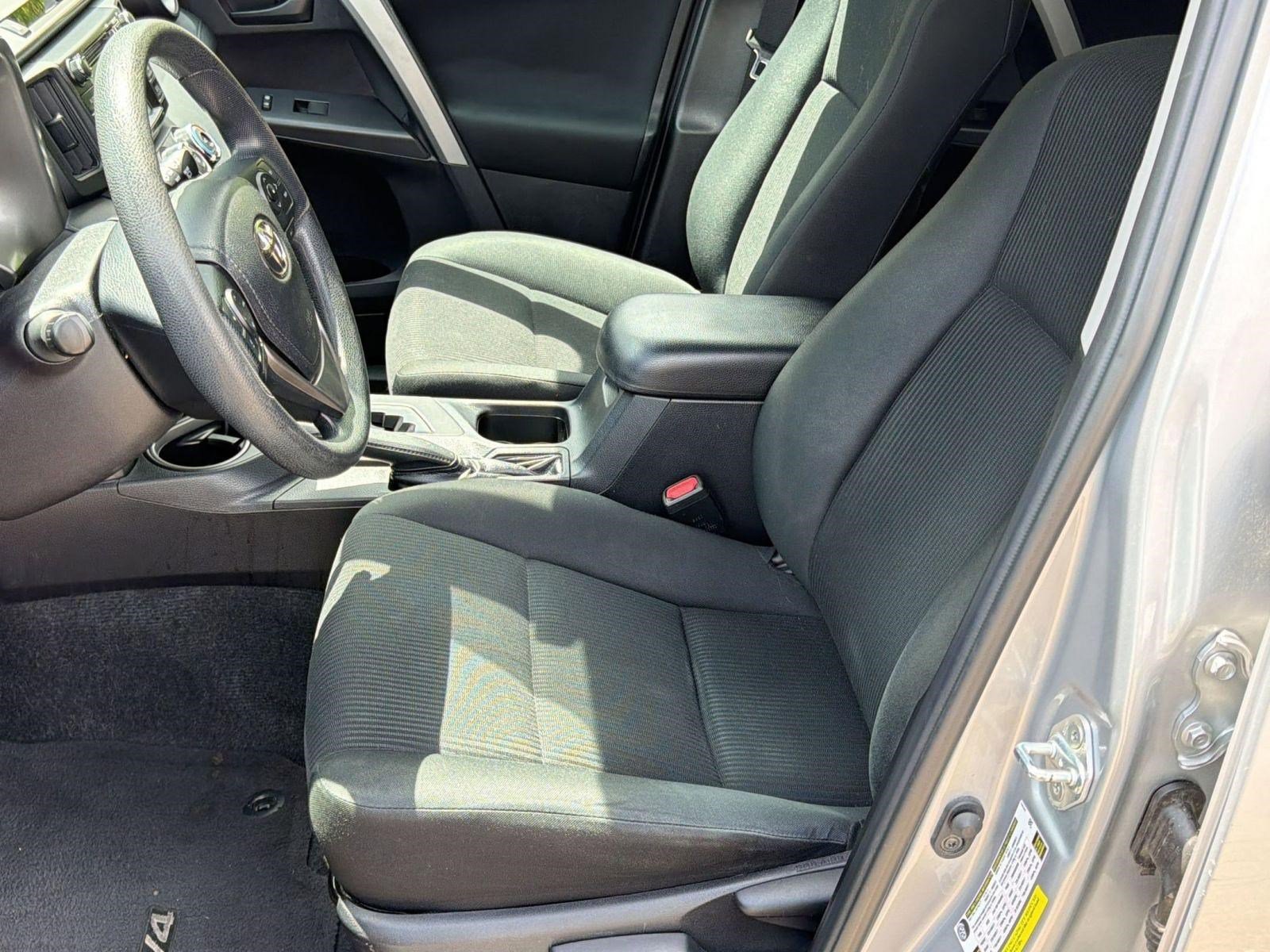 Used 2018 Toyota RAV4 LE image 4