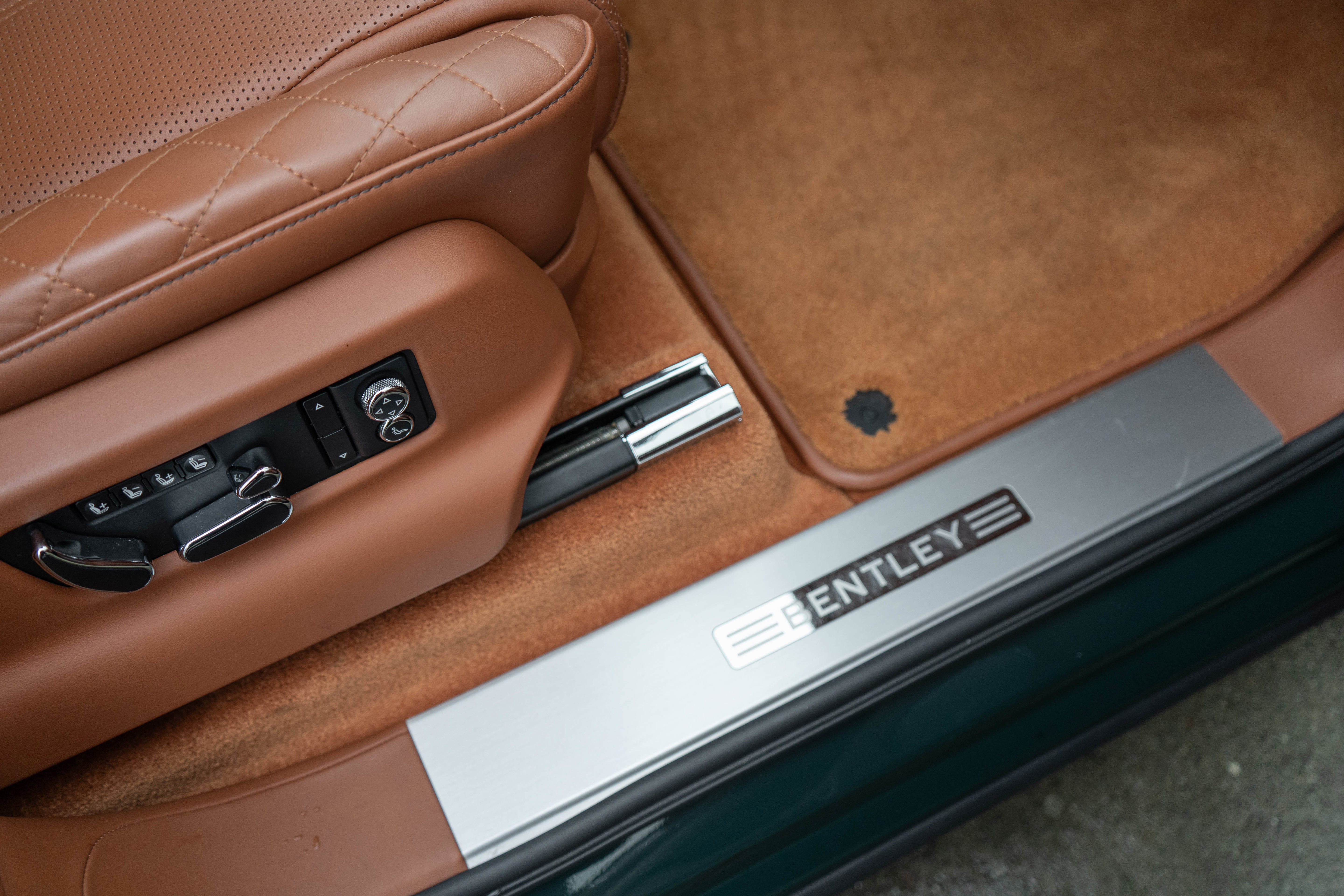 Used 2017 Bentley Bentayga image 37