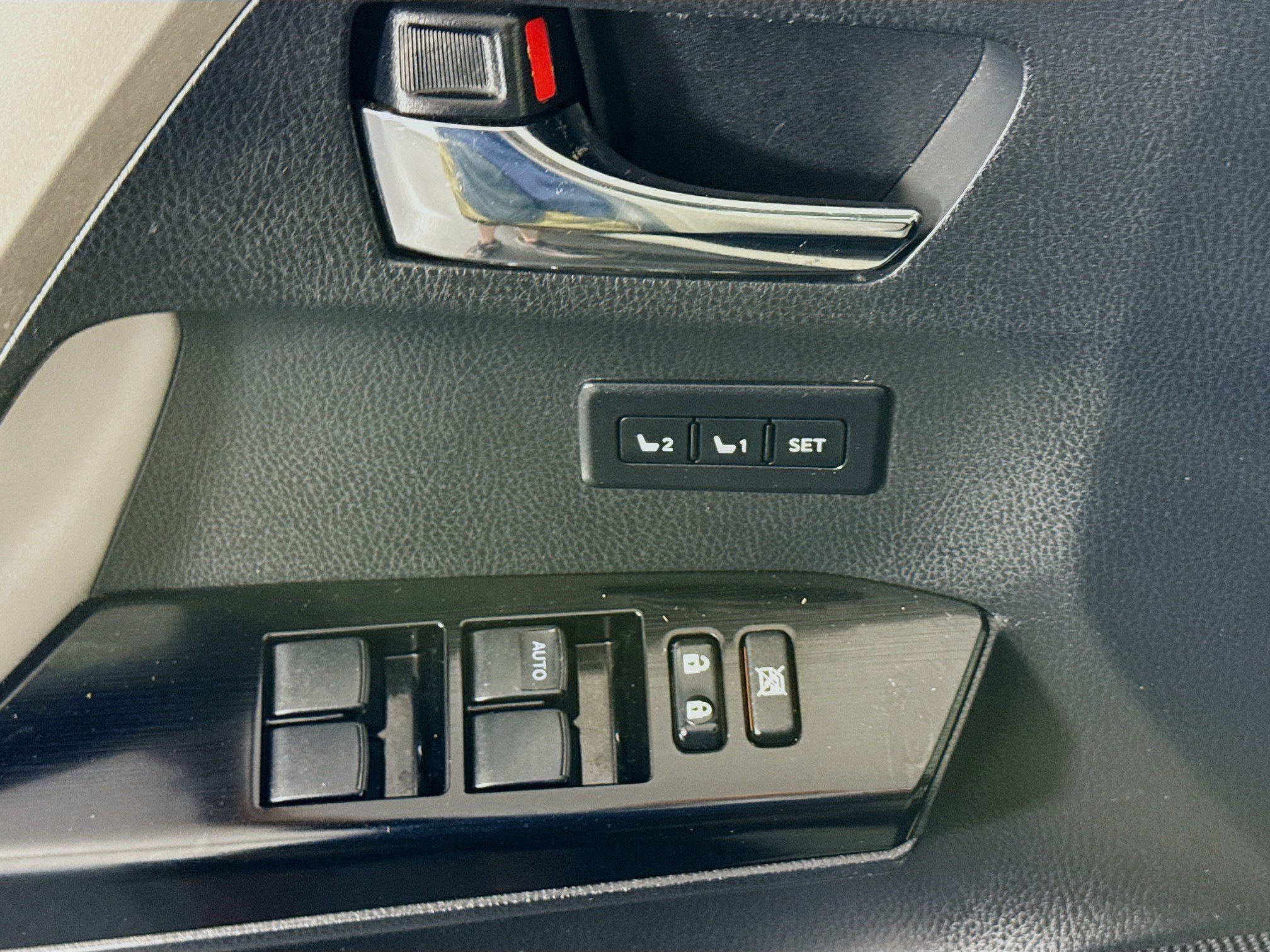 Used 2018 Toyota RAV4 Limited FWD image 24