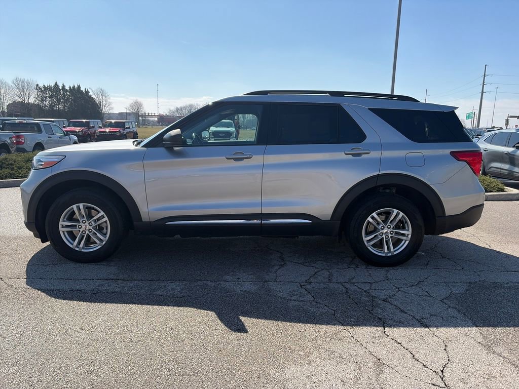 Used 2022 Ford Explorer XLT w/ Equipment Group 202A image 4