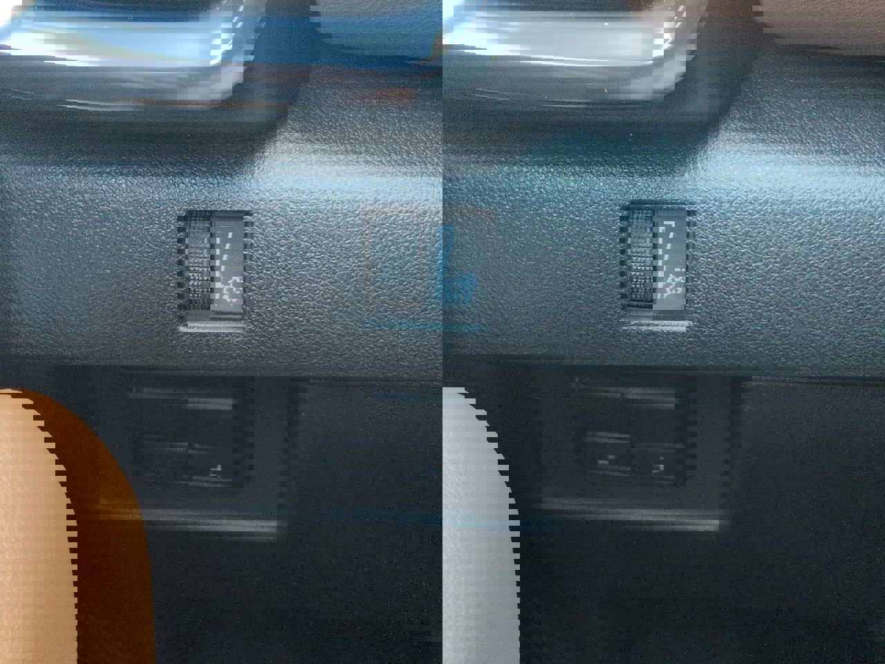 Certified 2025 GMC Canyon AT4 w/ AT4 Premium Package image 32