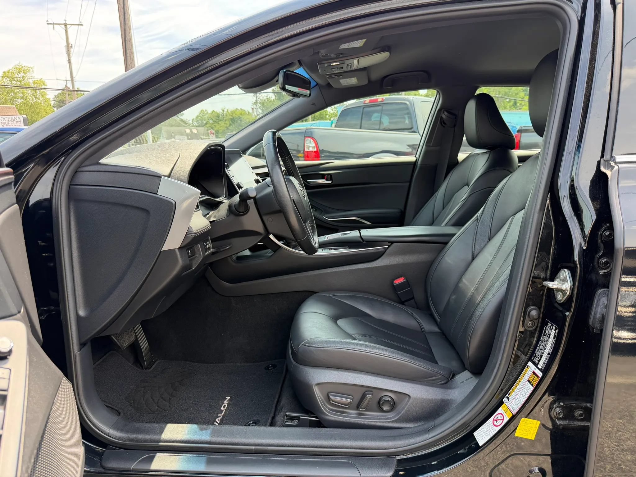 Used 2019 Toyota Avalon XLE FWD image 13
