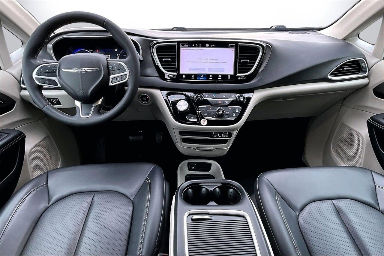 Certified 2024 Chrysler Pacifica Touring-L image 14