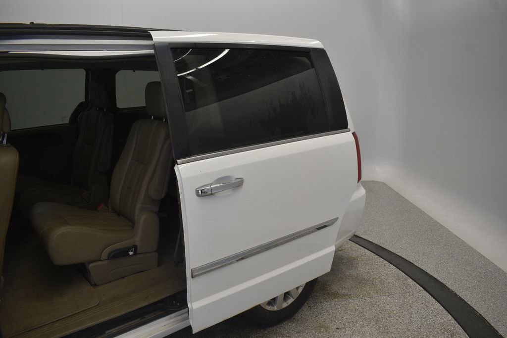 Used 2015 Chrysler Town & Country Touring w/ Driver Convenience Group image 22
