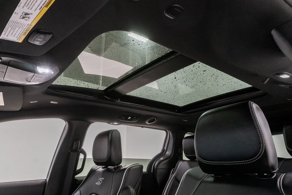 Used 2023 Chrysler Pacifica Limited w/ Uconnect Theater Family Group image 10