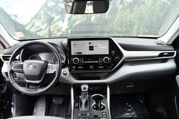 Used 2023 Toyota Highlander XLE AWD/4WD image 18