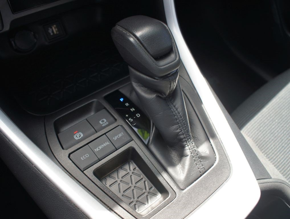 Used 2024 Toyota RAV4 LE FWD image 9
