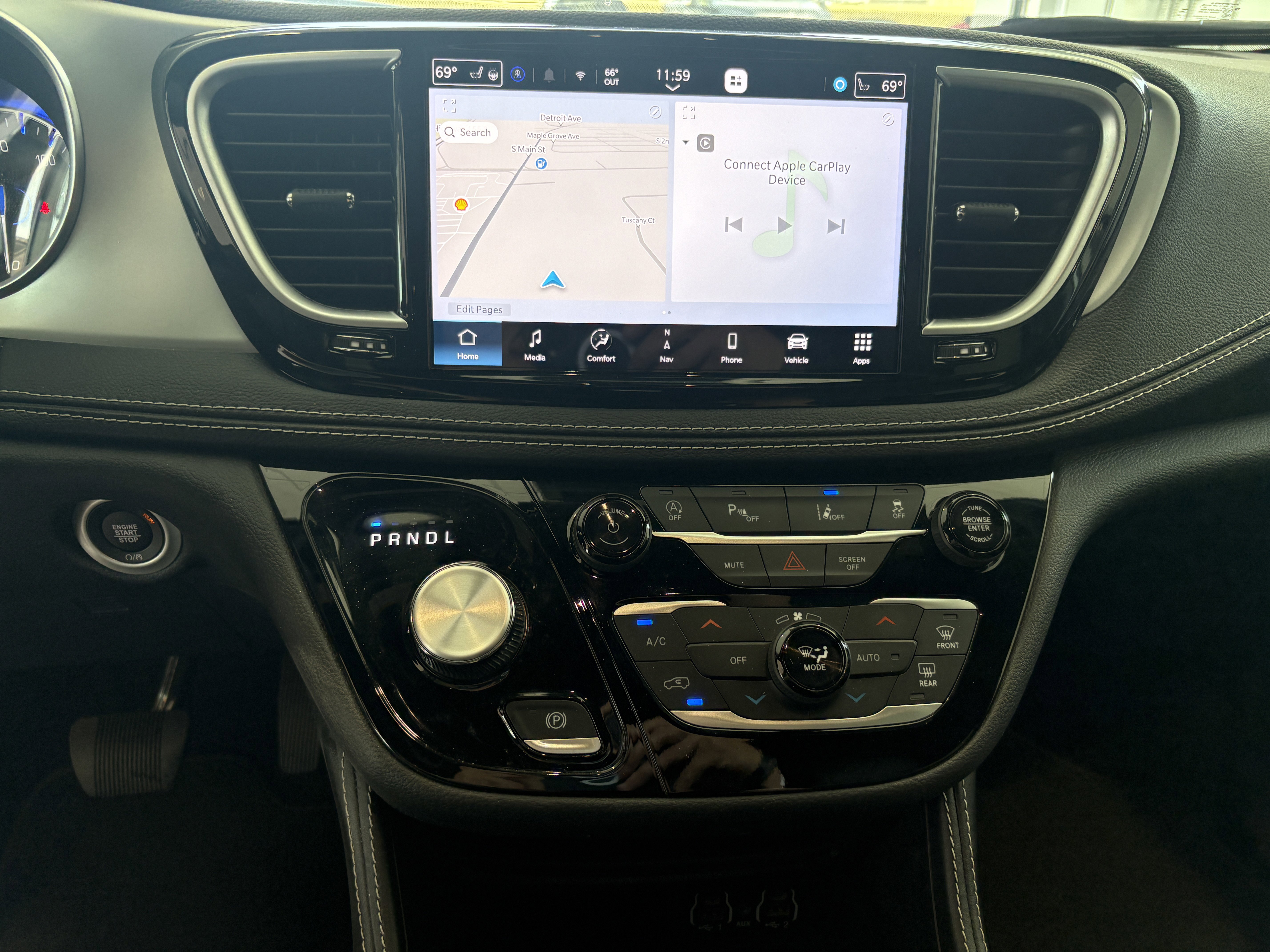 Used 2025 Chrysler Pacifica Limited image 14