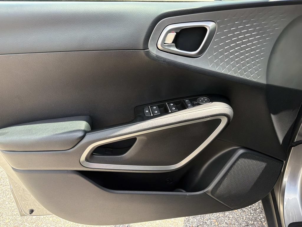 Used 2025 Kia Soul LX w/ LX Technology Package FWD image 15