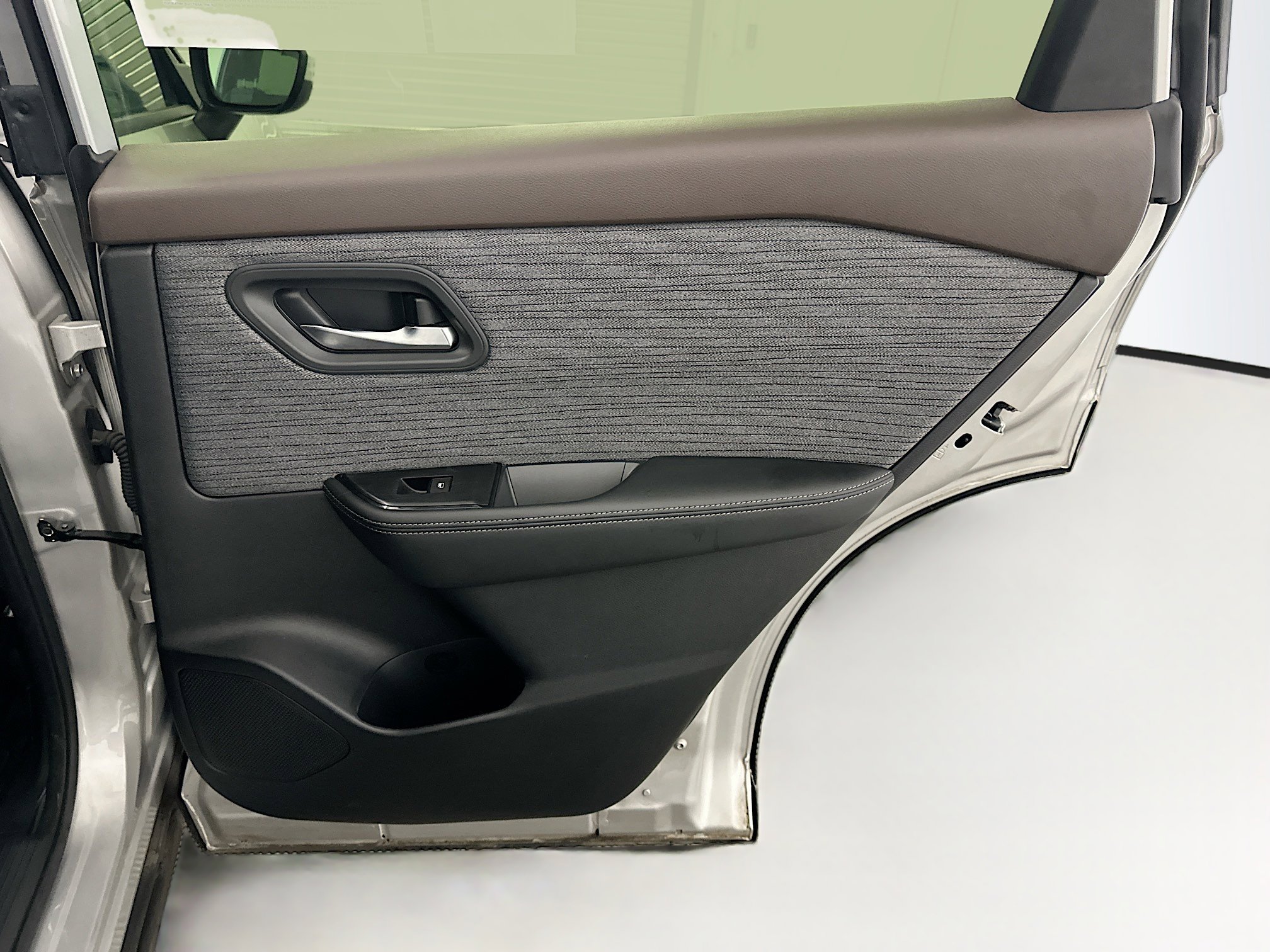 Used 2023 Nissan Rogue SV image 30