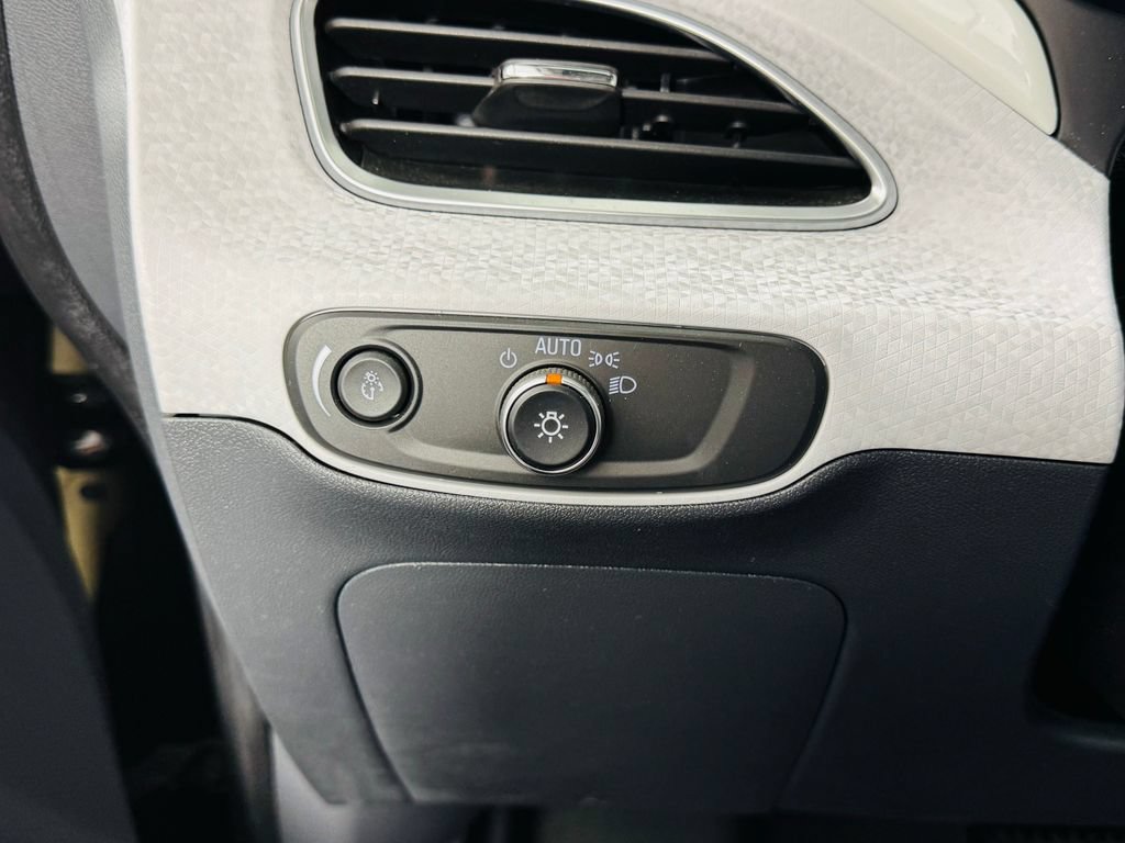 Used 2021 Chevrolet Bolt LT FWD image 9