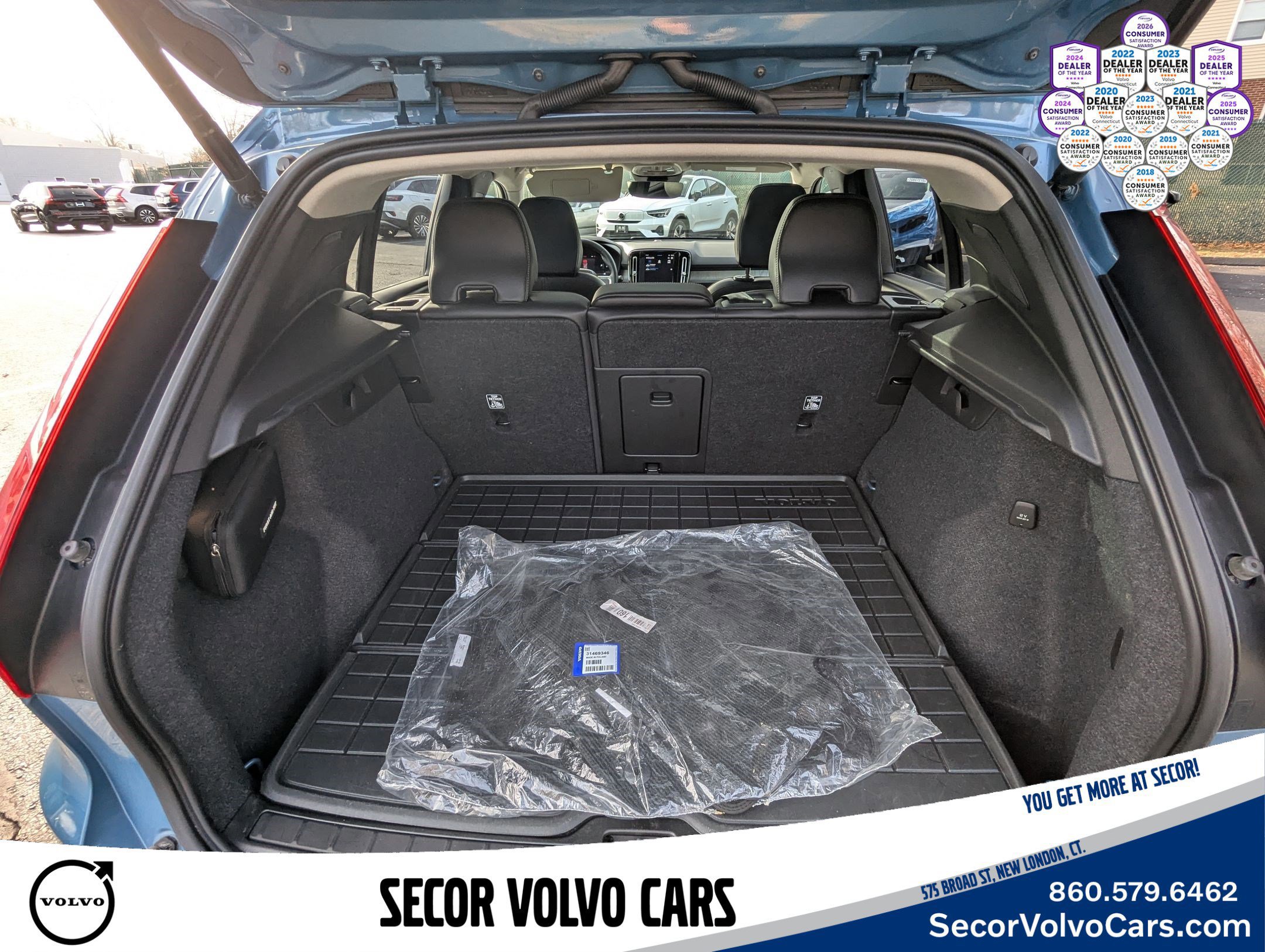 Certified 2023 Volvo XC40 B5 Ultimate w/ Protection Package Premier image 23