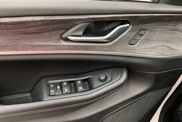 Used 2024 Jeep Grand Cherokee Limited w/ Luxury Tech Group II image 40
