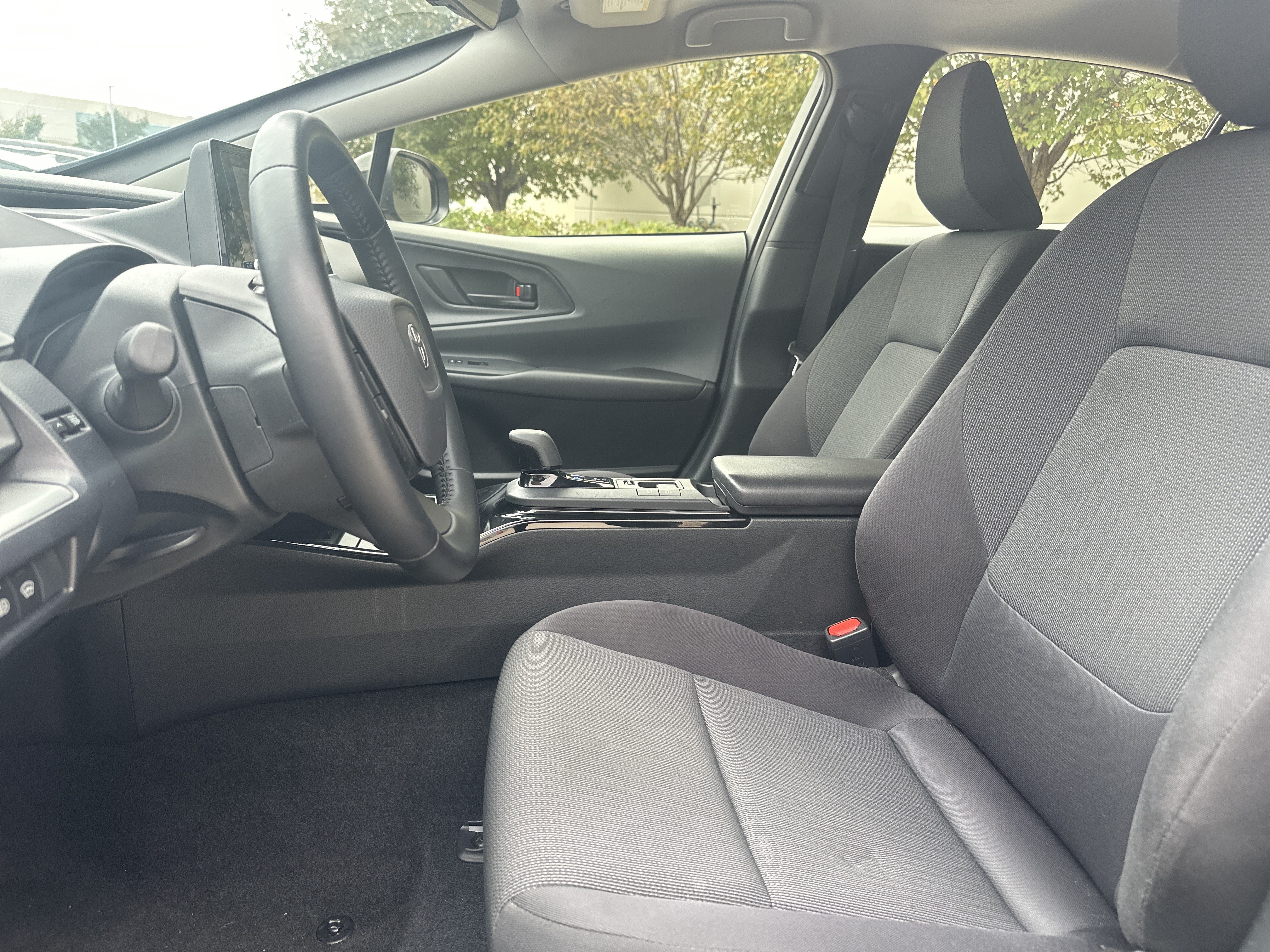Used 2025 Toyota Prius LE FWD image 15