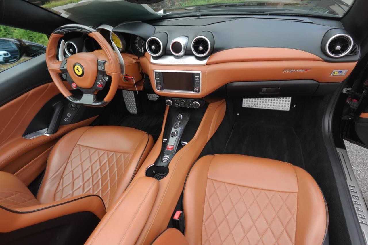 Used 2015 Ferrari California T RWD image 18