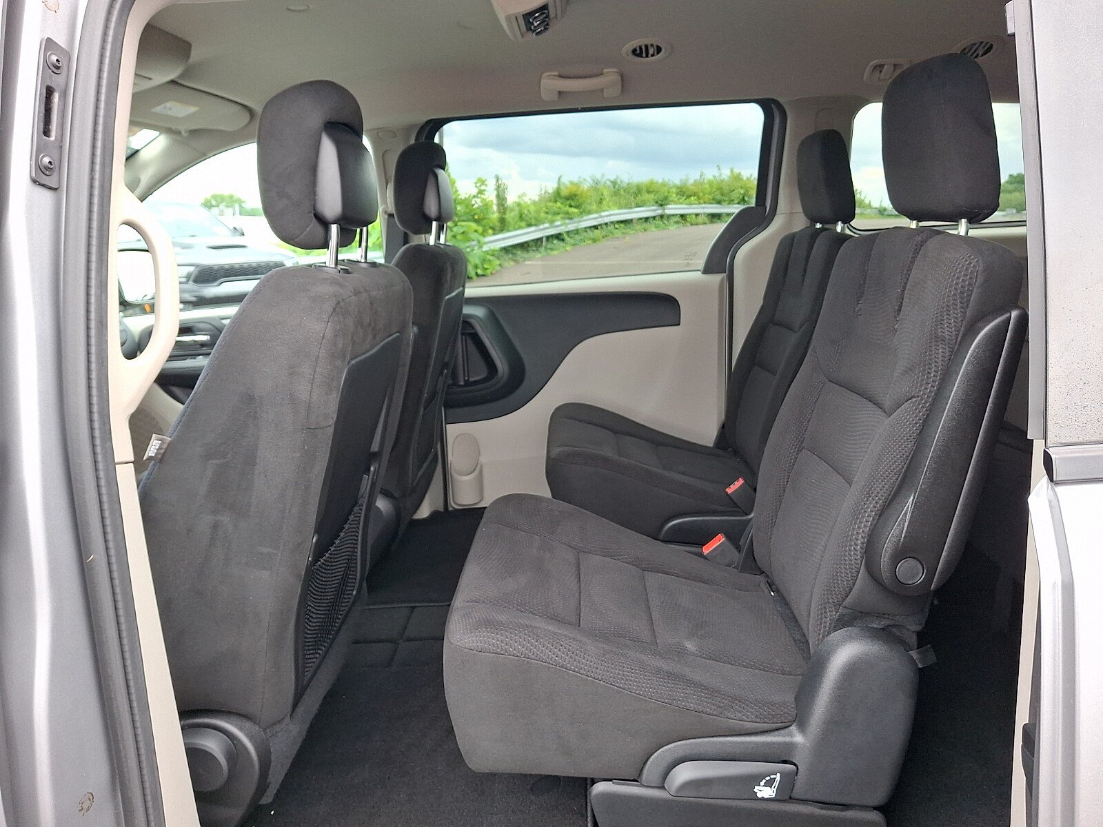 Used 2015 Dodge Grand Caravan SE w/ Quick Order Package 29E SE FWD image 11