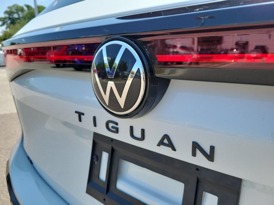 New 2026 Volkswagen Tiguan SE R-Line FWD image 14