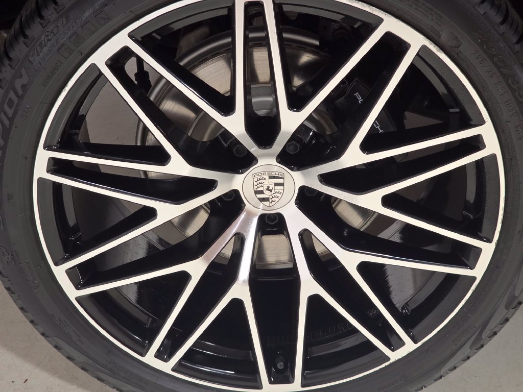 Certified 2024 Porsche Macan AWD/4WD image 12