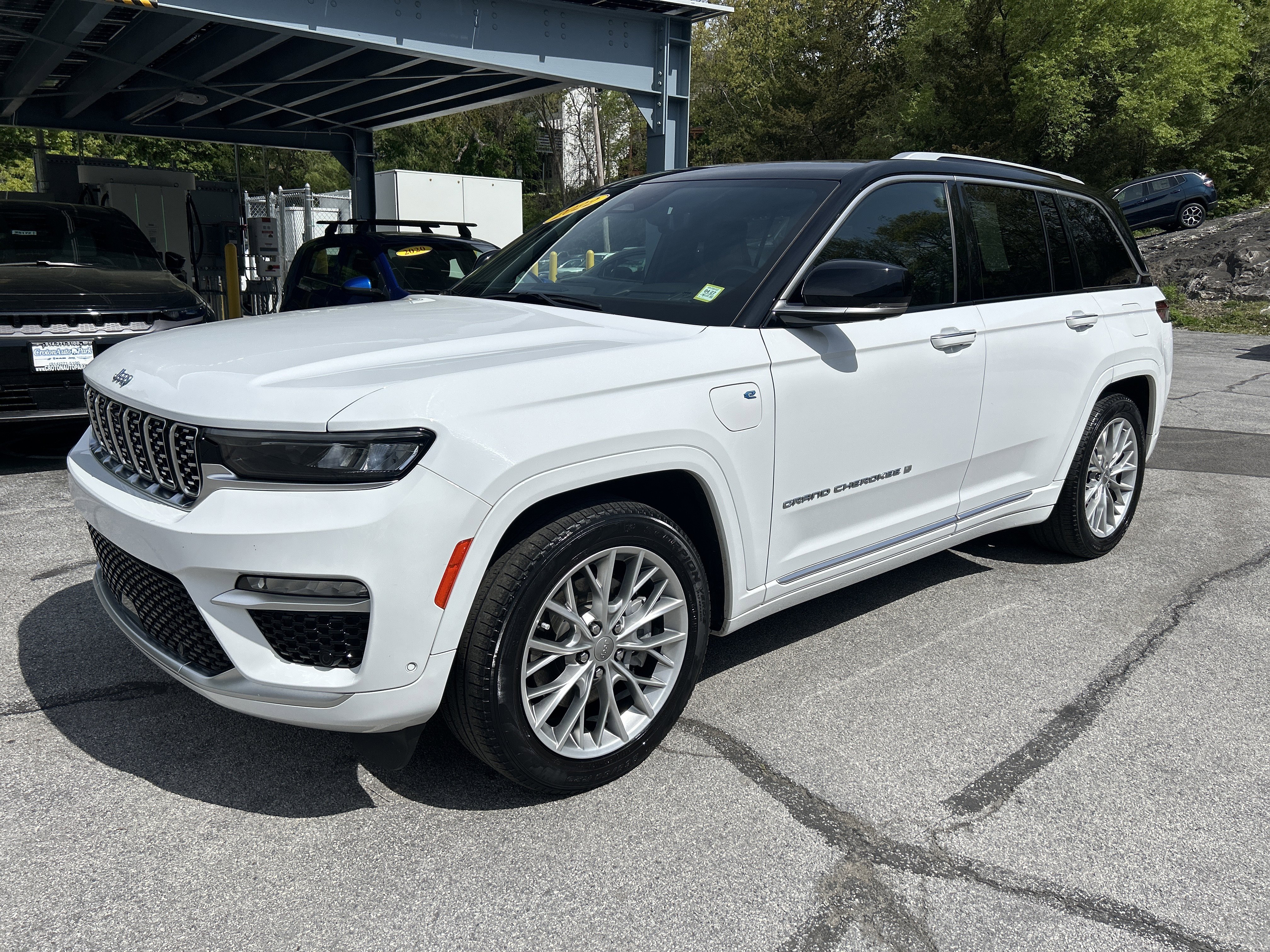 Certified 2022 Jeep Grand Cherokee Summit w/ Advanced Protech Group IV AWD/4WD image 1