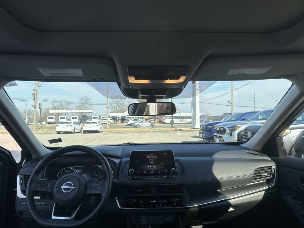 Used 2024 Nissan Rogue SV w/ SV Premium Package image 15