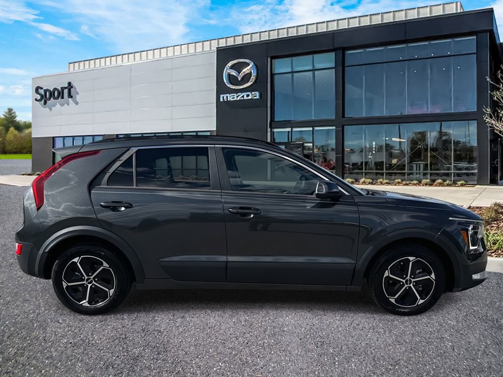 Used 2023 Kia Niro EX image 2