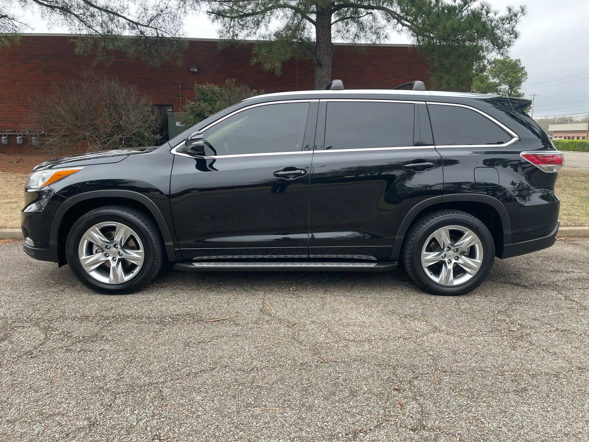 Used 2015 Toyota Highlander Limited image 2