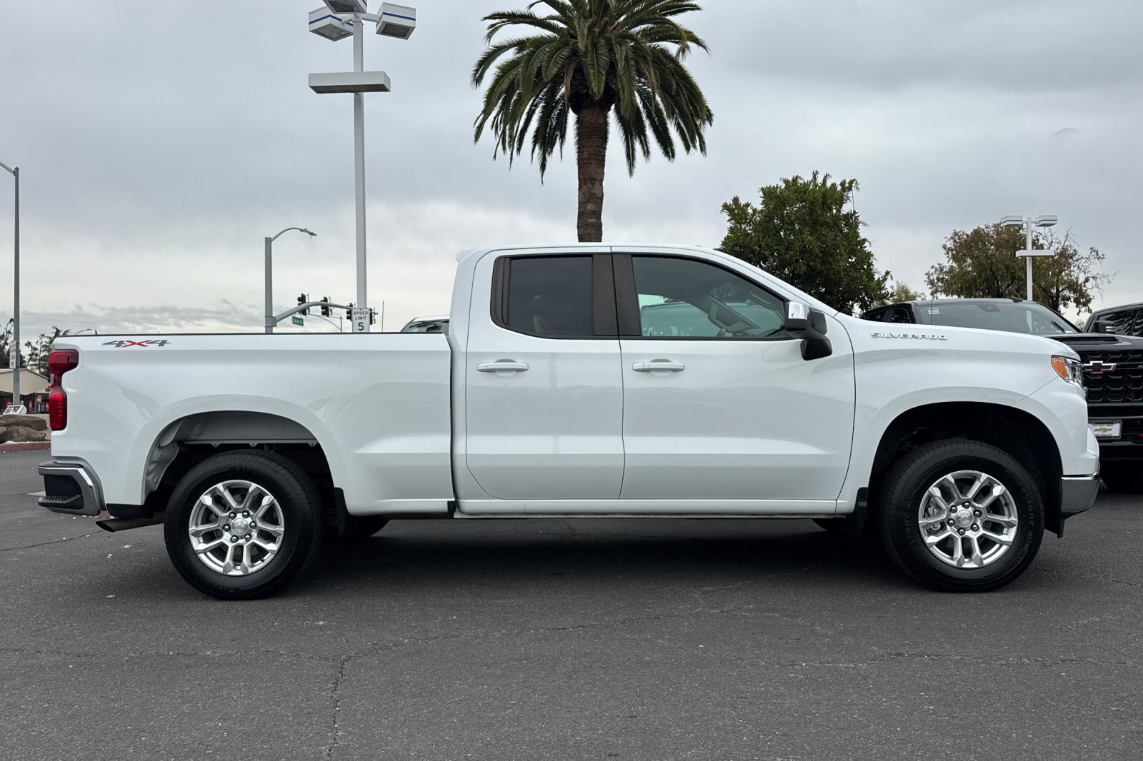 Used 2023 Chevrolet Silverado 1500 LT AWD/4WD image 4