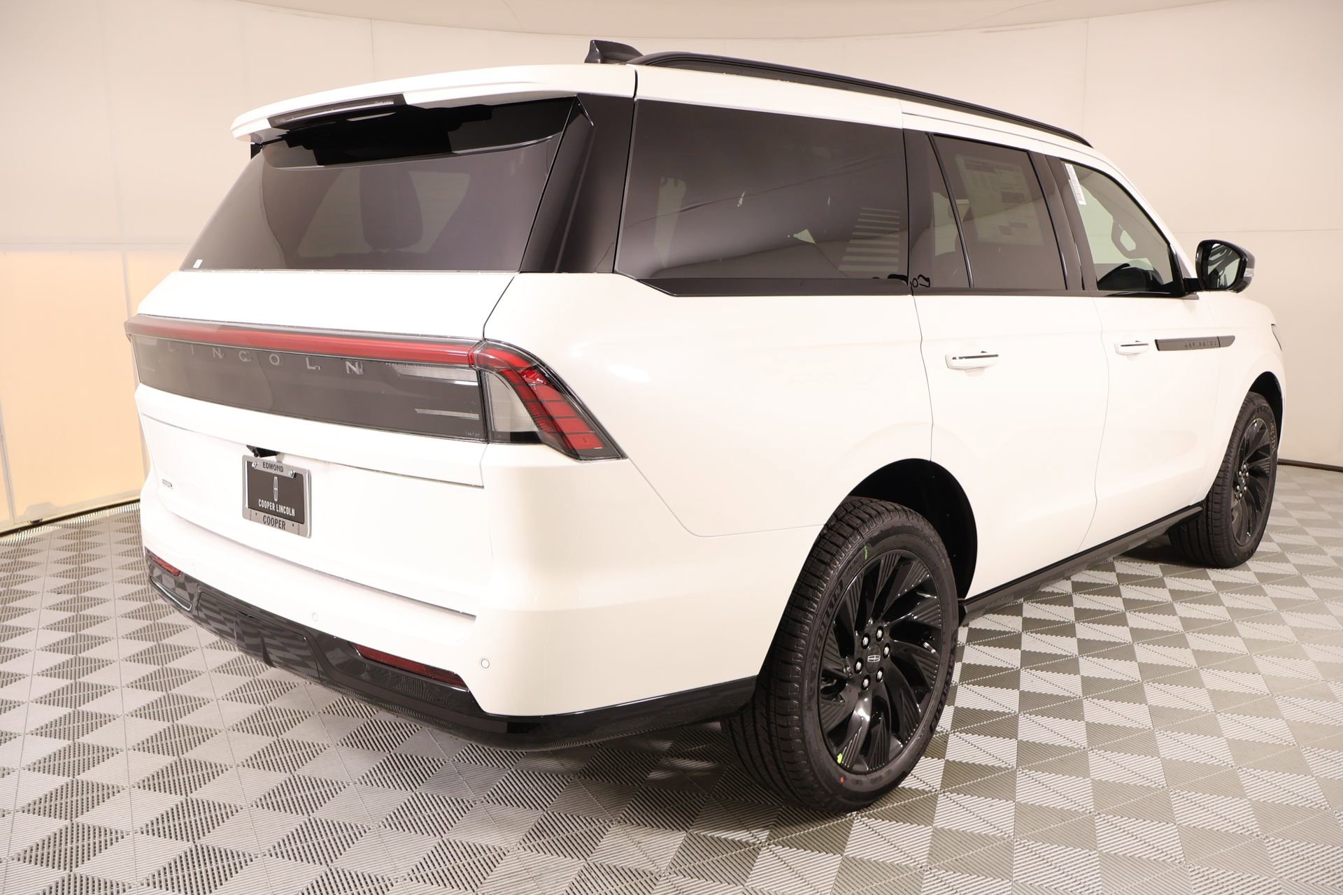 New 2026 Lincoln Navigator Reserve w/ Jet Appearance Package AWD/4WD image 23