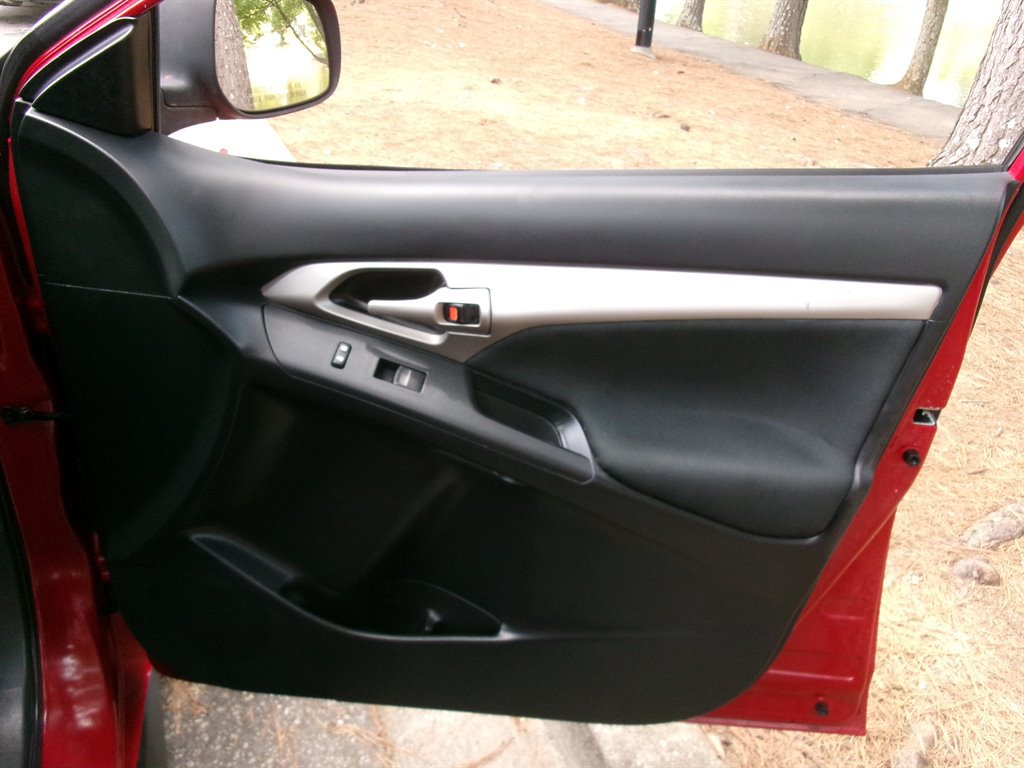 Used 2009 Pontiac Vibe w/ Preferred Package FWD image 14
