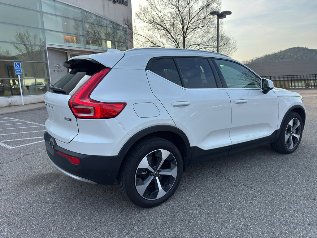 Used 2025 Volvo XC40 B5 Plus image 8